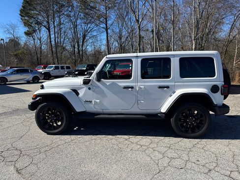 Used 2025 Jeep Wrangler Sahara image 8