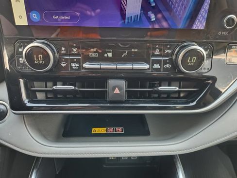 Certified 2025 Toyota Highlander Platinum AWD/4WD image 18