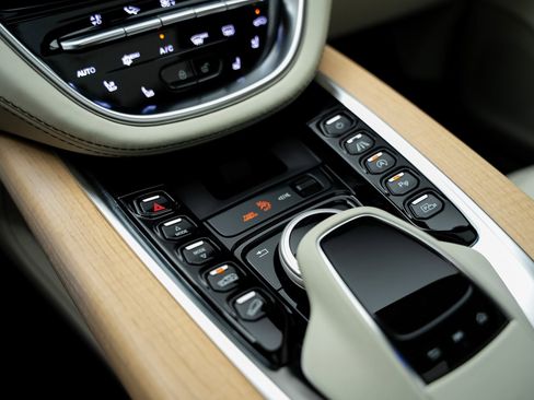 Used 2023 Aston Martin DBX image 50