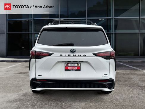 Used 2024 Toyota Sienna XSE w/ XSE Premium Package image 11