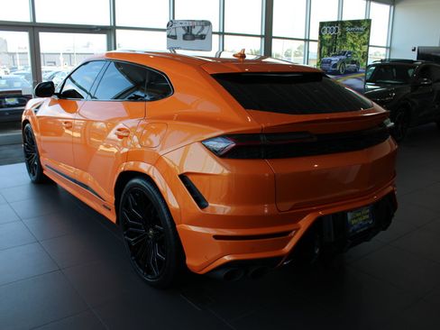 Used 2025 Lamborghini Urus SE AWD/4WD image 3