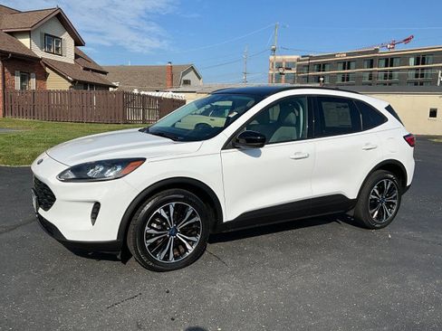 Used 2022 Ford Escape SE w/ SE Sport Appearance Package AWD/4WD image 2