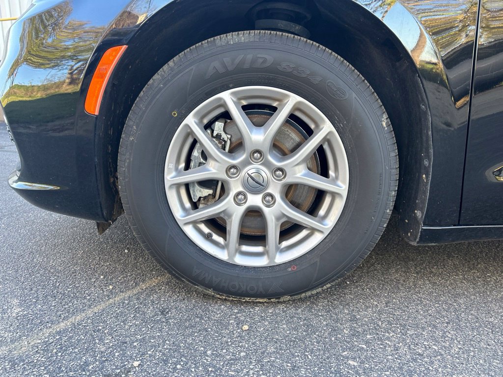 Used 2024 Chrysler Pacifica Touring-L FWD image 10