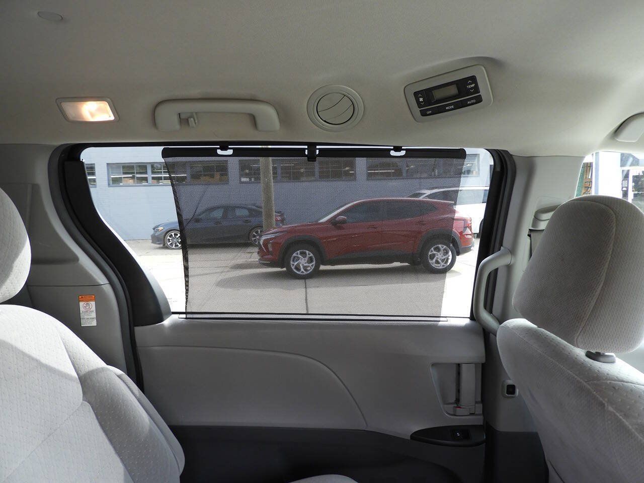 Used 2017 Toyota Sienna LE FWD image 26
