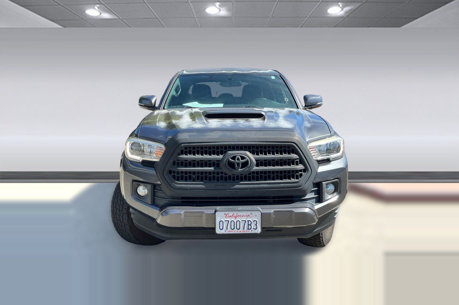 Used 2017 Toyota Tacoma TRD Sport w/ Tow Package RWD image 4