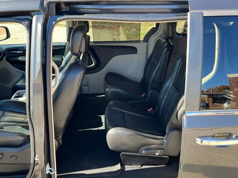 Used 2011 Chrysler Town & Country Touring-L image 24