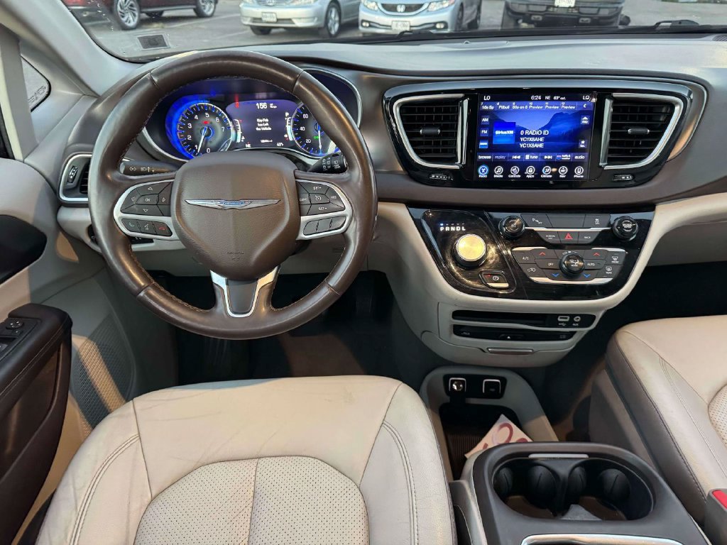 Used 2017 Chrysler Pacifica Touring-L Plus FWD image 19