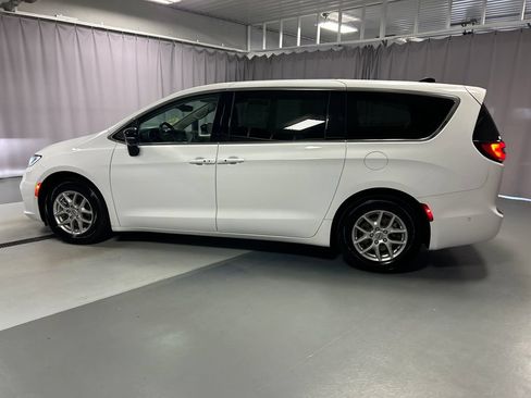 Used 2024 Chrysler Pacifica Touring-L w/ Uconnect Theater Family Group FWD image 4