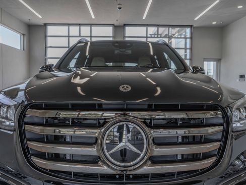 New 2026 Mercedes-Benz GLS 580 4MATIC image 23