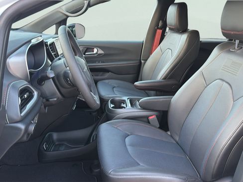 New 2027 Chrysler Pacifica Select FWD image 12