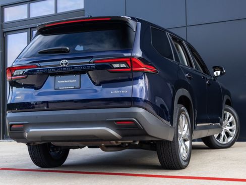 Used 2025 Toyota Grand Highlander AWD image 8