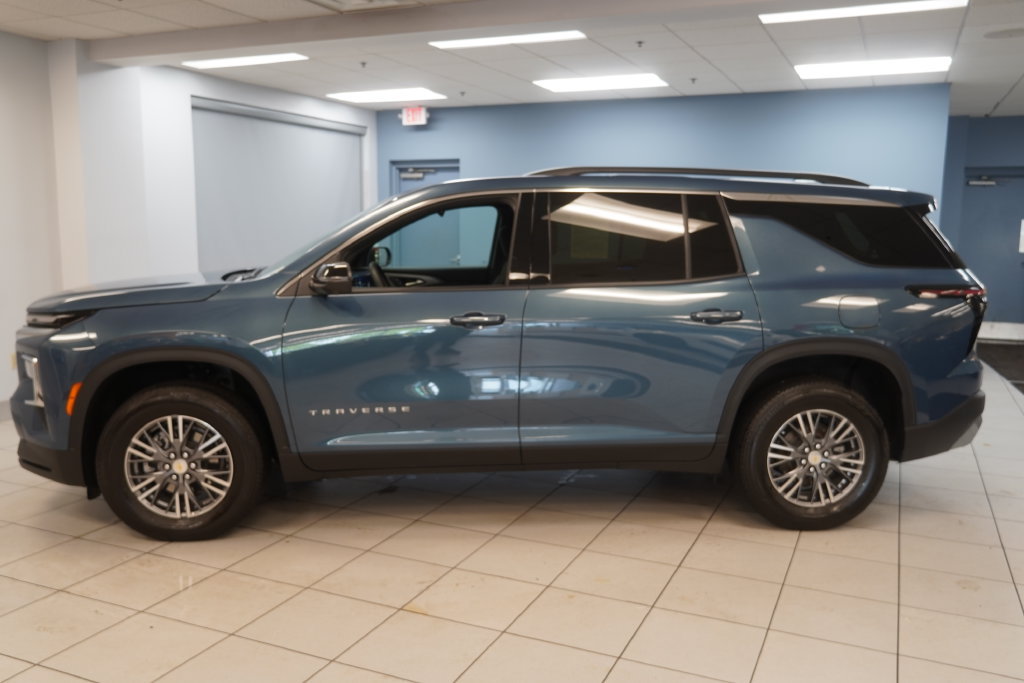 Used 2026 Chevrolet Traverse LT w/ Driver Confidence Package FWD image 2