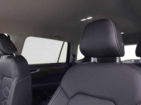 Used 2025 Volkswagen Atlas SE w/ Black Wheel Package image 11