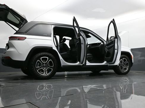 Used 2023 Jeep Grand Cherokee Trailhawk w/ Luxury Tech Group III image 39