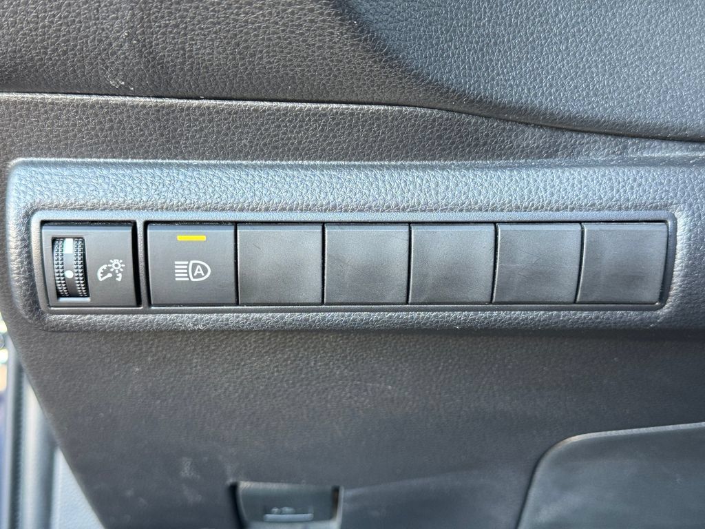 Used 2025 Toyota Corolla LE FWD image 18
