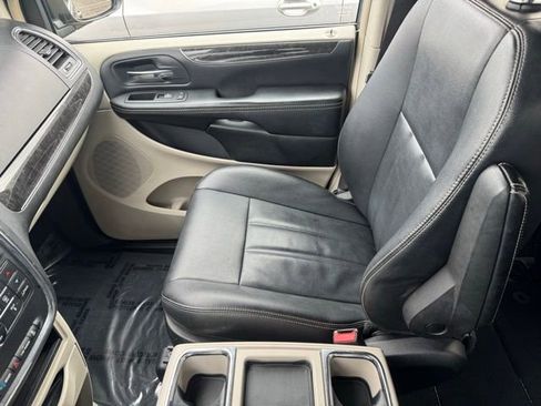 Used 2015 Chrysler Town & Country Touring image 21