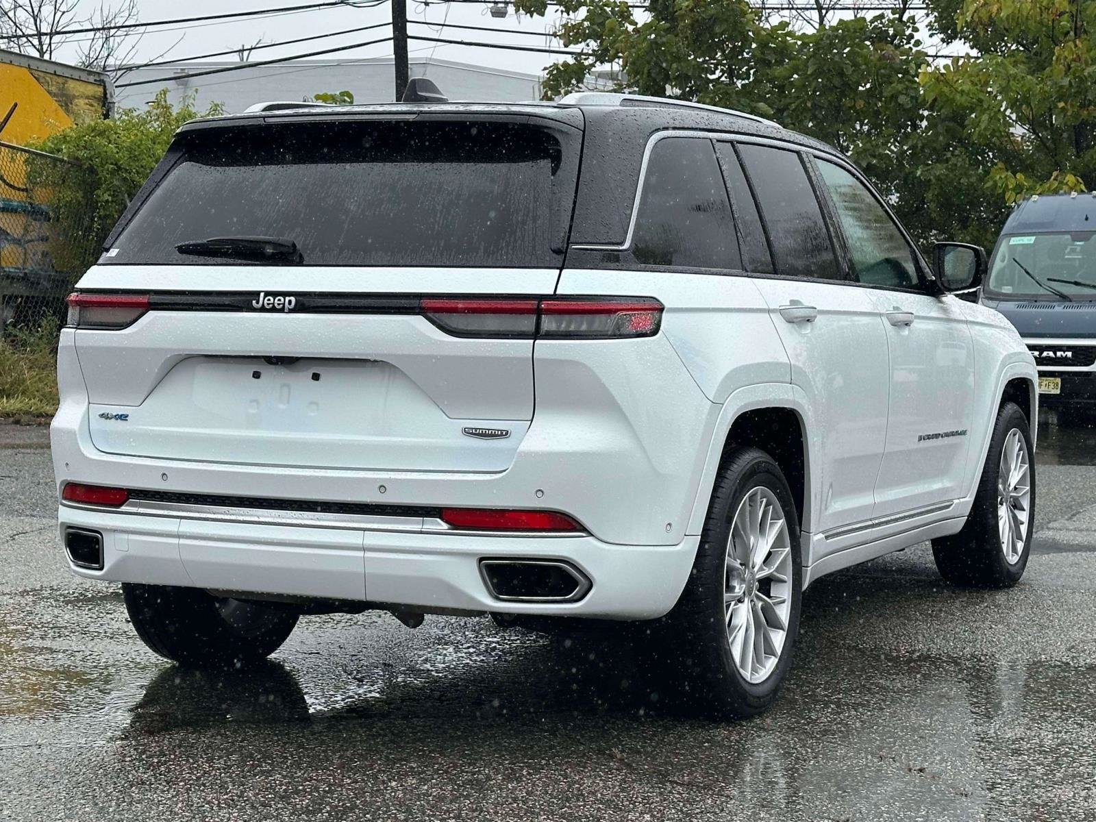 Used 2023 Jeep Grand Cherokee Summit AWD/4WD image 9