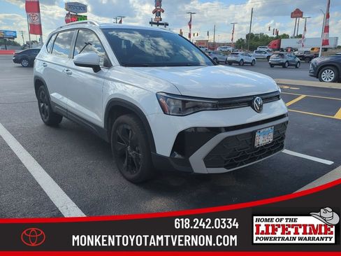 Used 2025 Volkswagen Taos SE w/ Panoramic Sunroof Package FWD image 1