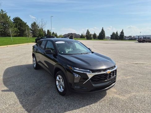 Used 2024 Chevrolet Trax LS w/ LS Convenience Package image 3