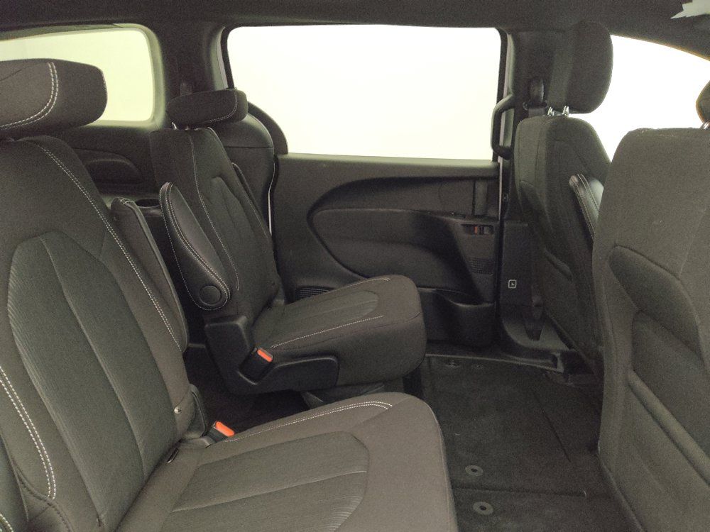 Used 2024 Chrysler Pacifica Touring FWD image 19