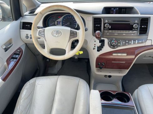 Used 2013 Toyota Sienna XLE image 28