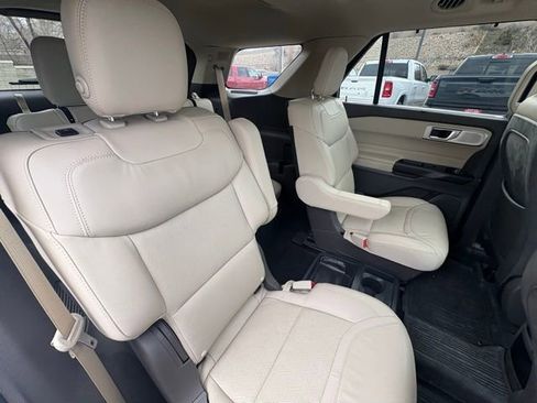 Used 2020 Ford Explorer Platinum w/ Premium Technology Package image 16