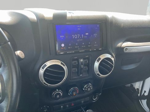 Used 2018 Jeep Wrangler Unlimited Sahara AWD/4WD image 9