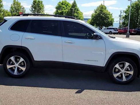 Used 2022 Jeep Cherokee Limited AWD/4WD image 9
