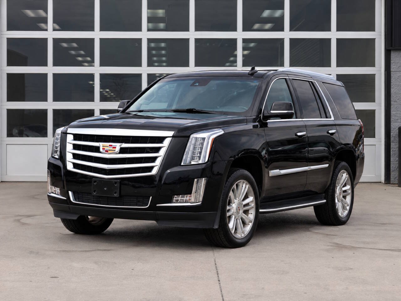 Used 2016 Cadillac Escalade Luxury AWD/4WD image 3