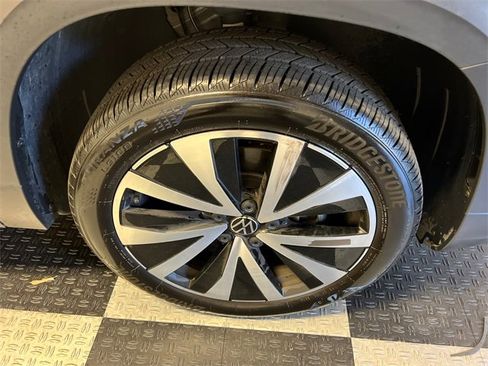 Certified 2024 Volkswagen Taos SE image 9