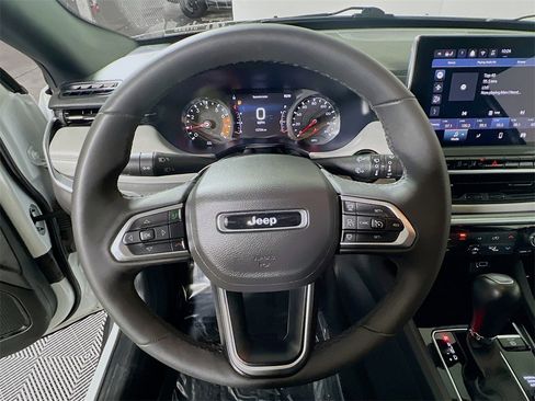 Used 2025 Jeep Compass Limited image 11