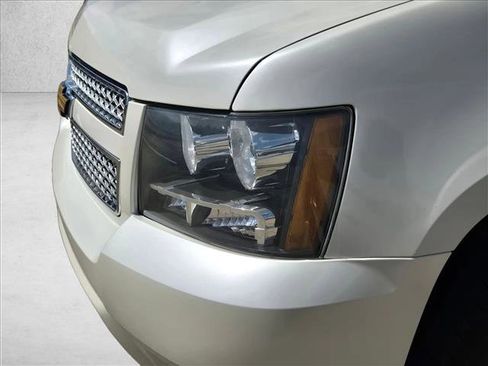 Used 2014 Chevrolet Suburban LTZ image 9