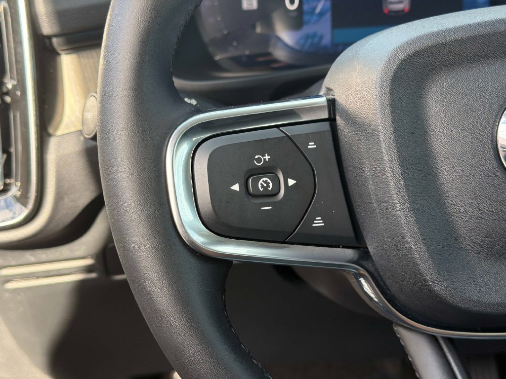 Used 2025 Volvo XC40 B5 Core AWD/4WD image 28