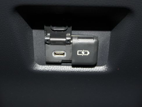 Used 2025 Toyota RAV4 XLE AWD/4WD image 18