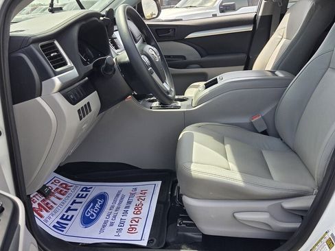 Used 2019 Toyota Highlander LE image 5