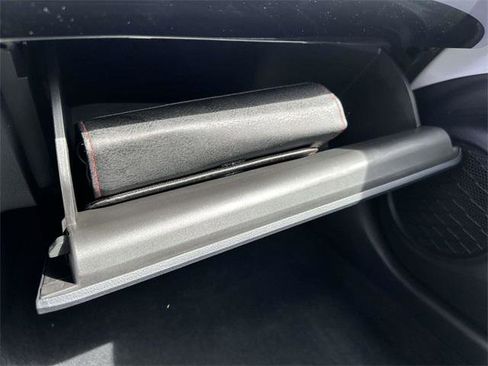Certified 2022 Toyota Prius XLE image 40