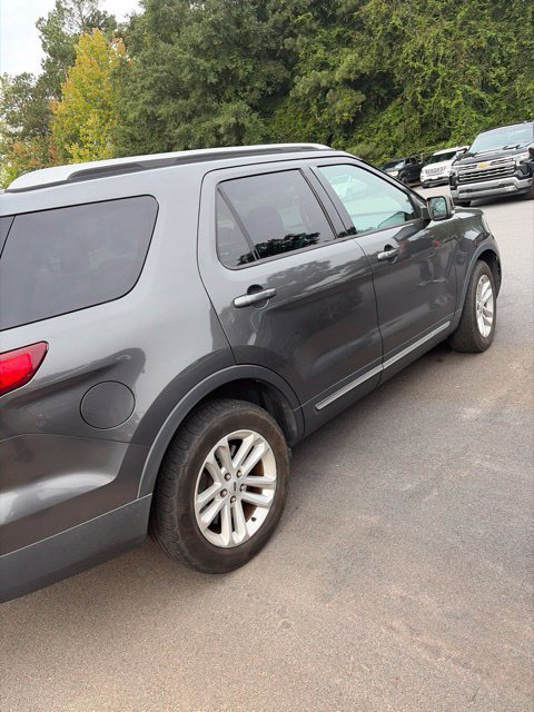 Used 2017 Ford Explorer XLT w/ Equipment Group 202A FWD image 4