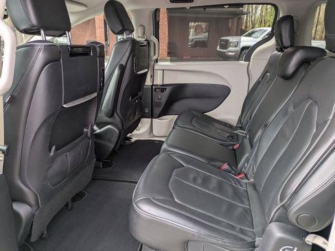Used 2019 Chrysler Pacifica Limited image 13