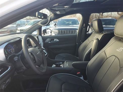 New 2026 Chrysler Pacifica Limited w/ Uconnect Theater Family Group image 19