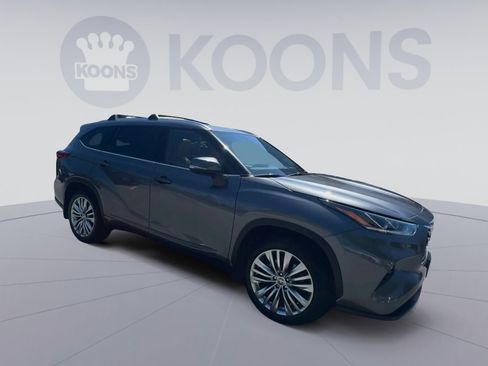 Used 2023 Toyota Highlander Platinum image 2