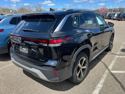 Used 2025 Volkswagen Tiguan SE AWD/4WD image 6