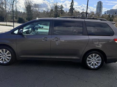 Used 2012 Toyota Sienna Limited w/ Premium Pkg image 14