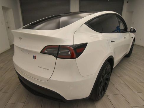 Used 2023 Tesla Model Y AWD image 5