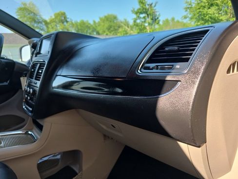 Used 2018 Dodge Grand Caravan SXT w/ Rear Park Assist Package FWD image 21