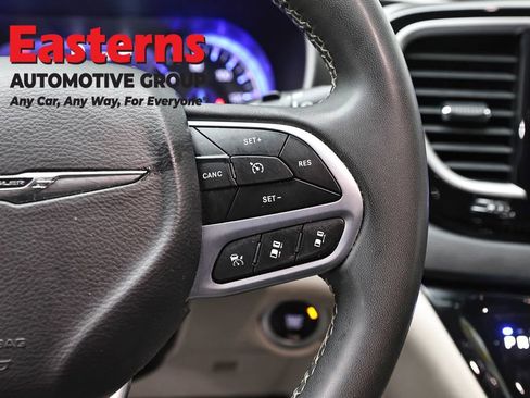 Used 2023 Chrysler Pacifica Touring-L FWD image 16