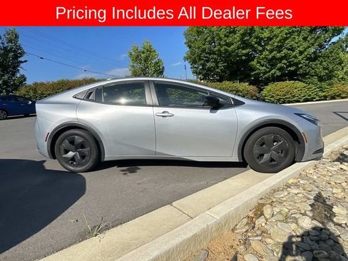 Used 2024 Toyota Prius LE FWD image 9