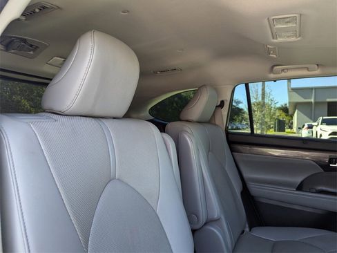 Used 2020 Toyota Highlander Limited image 18