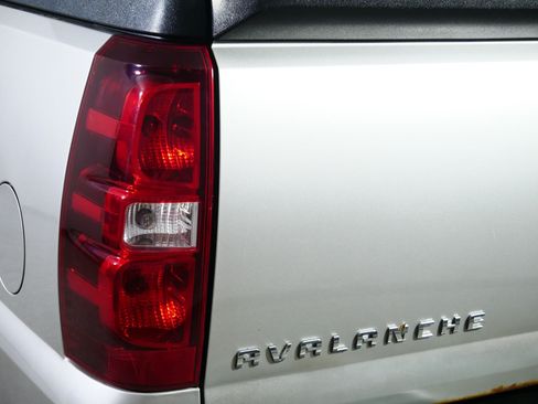 Used 2009 Chevrolet Avalanche LS w/ Convenience Package #1 AWD/4WD image 17