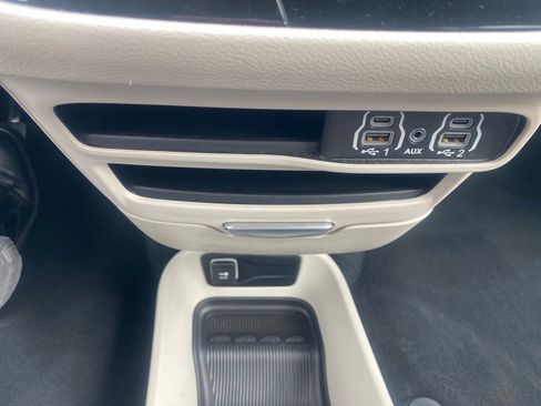 Used 2024 Chrysler Pacifica Touring-L FWD image 27
