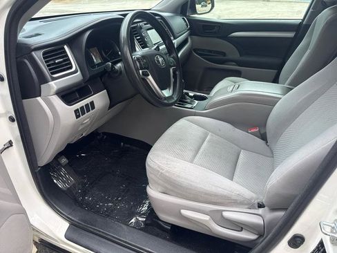 Used 2016 Toyota Highlander LE FWD image 16